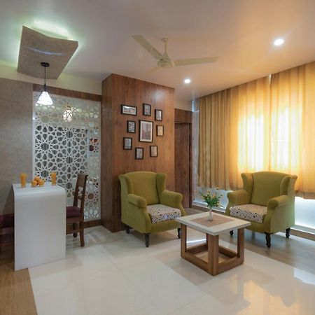 Hotel Monarch International Bangalore Buitenkant foto