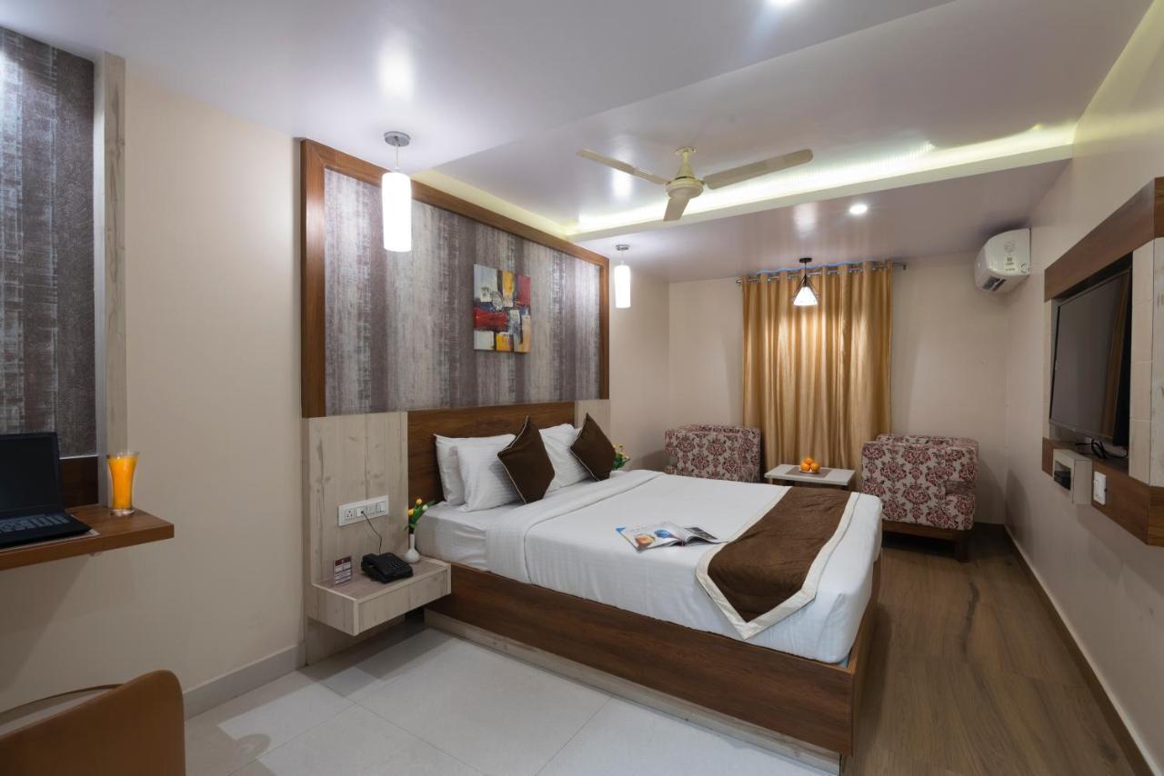 Hotel Monarch International Bangalore Buitenkant foto