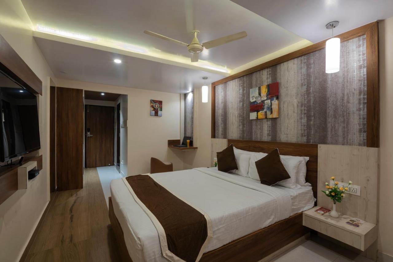 Hotel Monarch International Bangalore Buitenkant foto