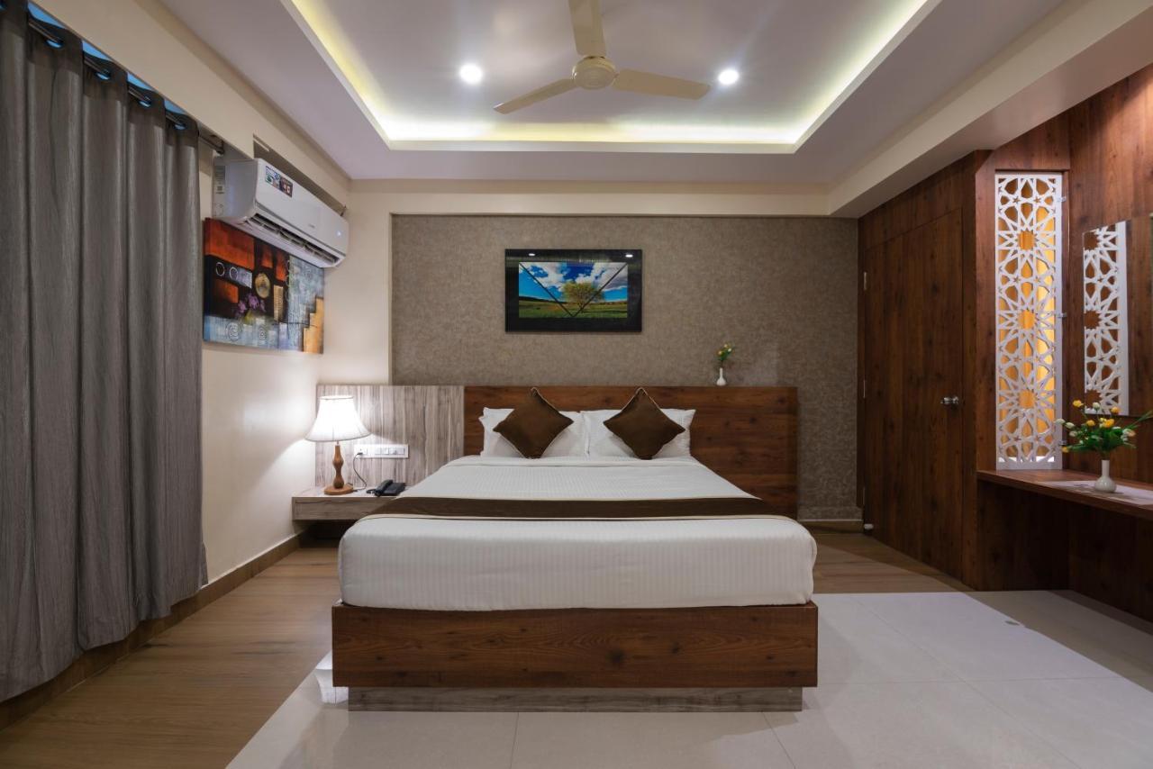 Hotel Monarch International Bangalore Buitenkant foto