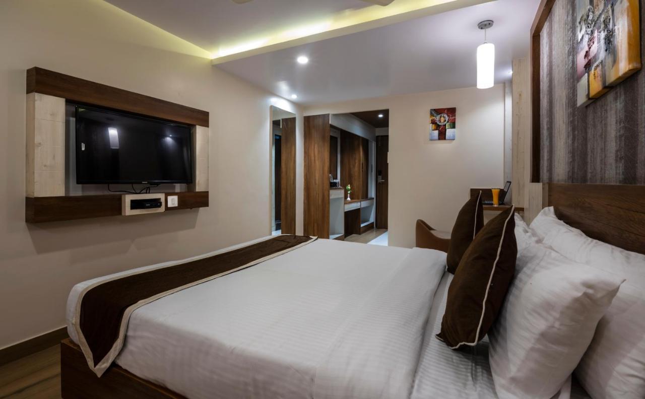 Hotel Monarch International Bangalore Buitenkant foto