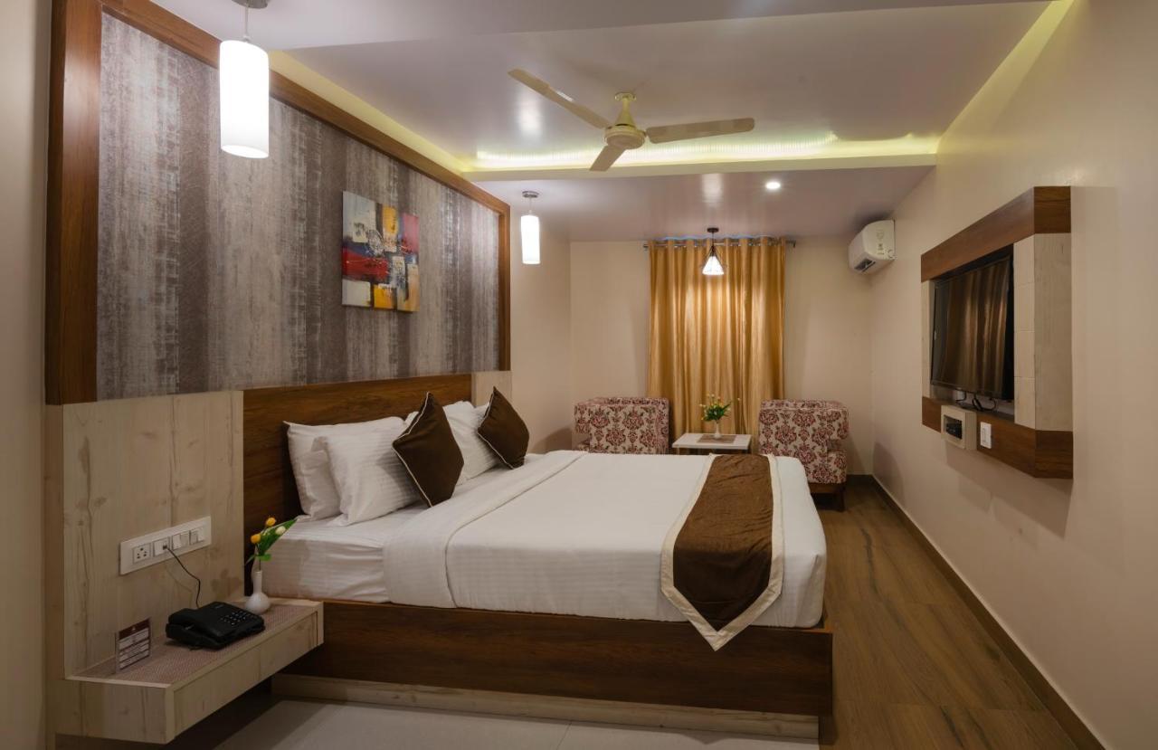 Hotel Monarch International Bangalore Buitenkant foto