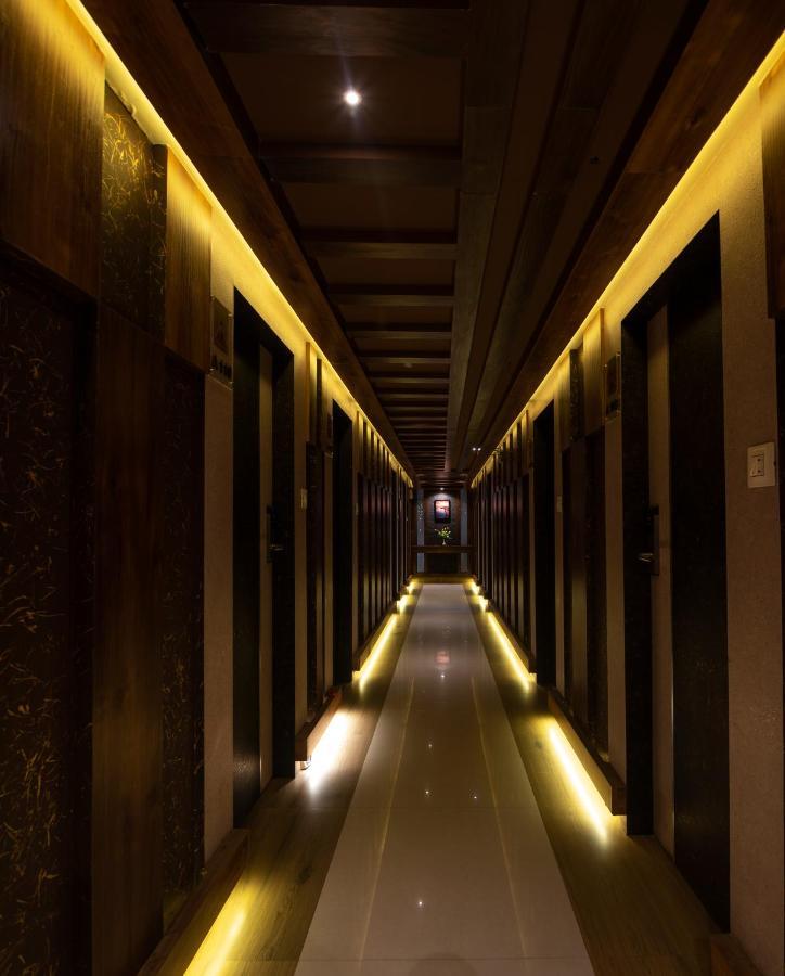 Hotel Monarch International Bangalore Buitenkant foto