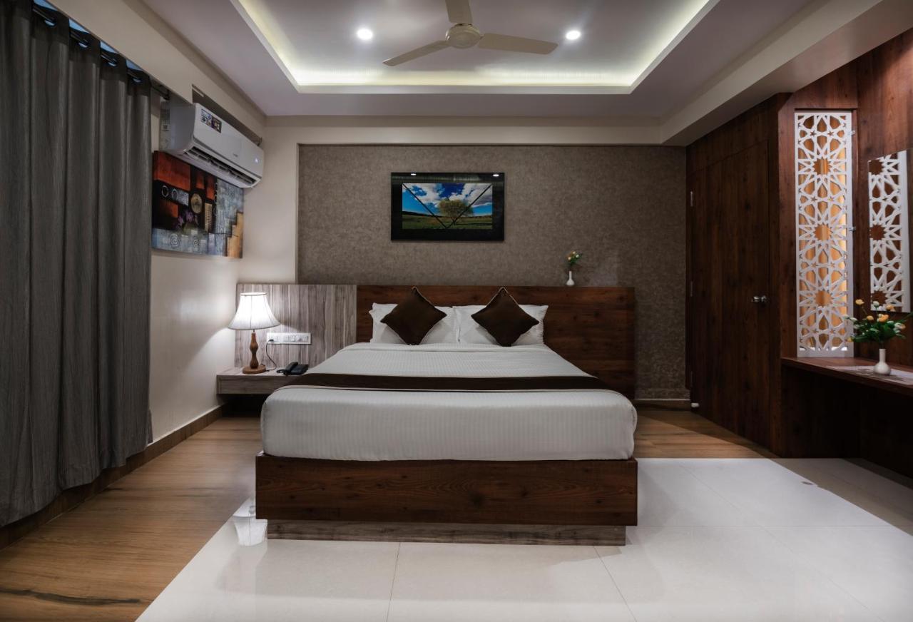 Hotel Monarch International Bangalore Buitenkant foto