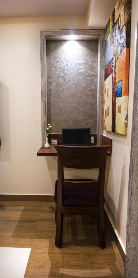 Hotel Monarch International Bangalore Buitenkant foto