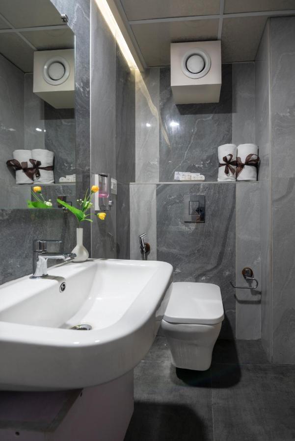 Hotel Monarch International Bangalore Buitenkant foto