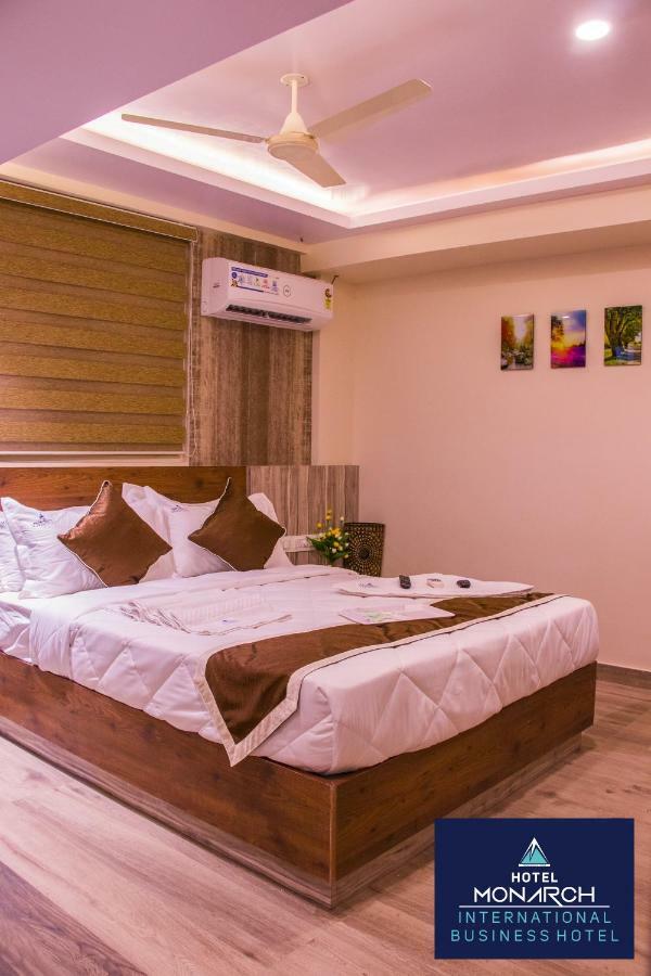 Hotel Monarch International Bangalore Buitenkant foto