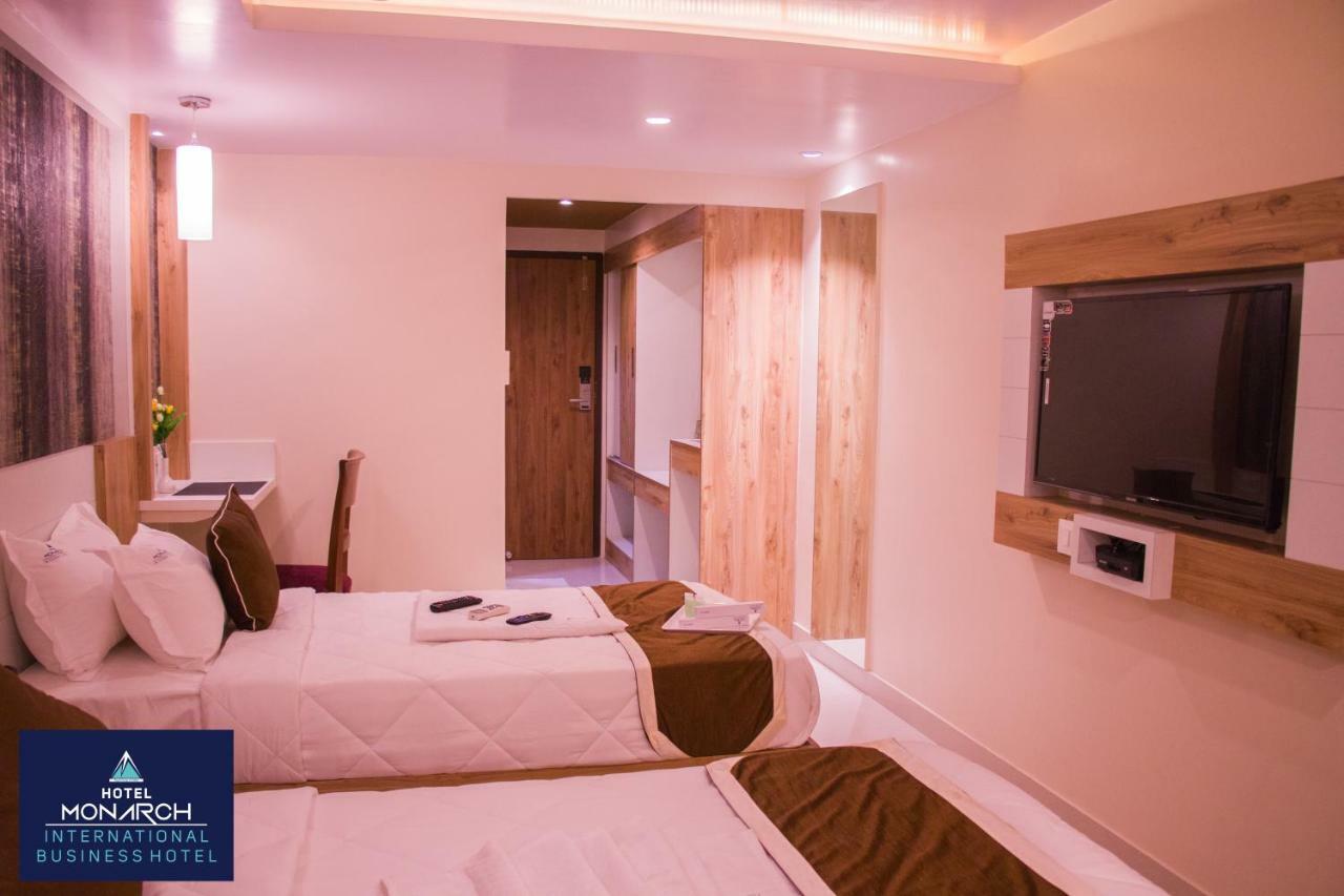 Hotel Monarch International Bangalore Buitenkant foto