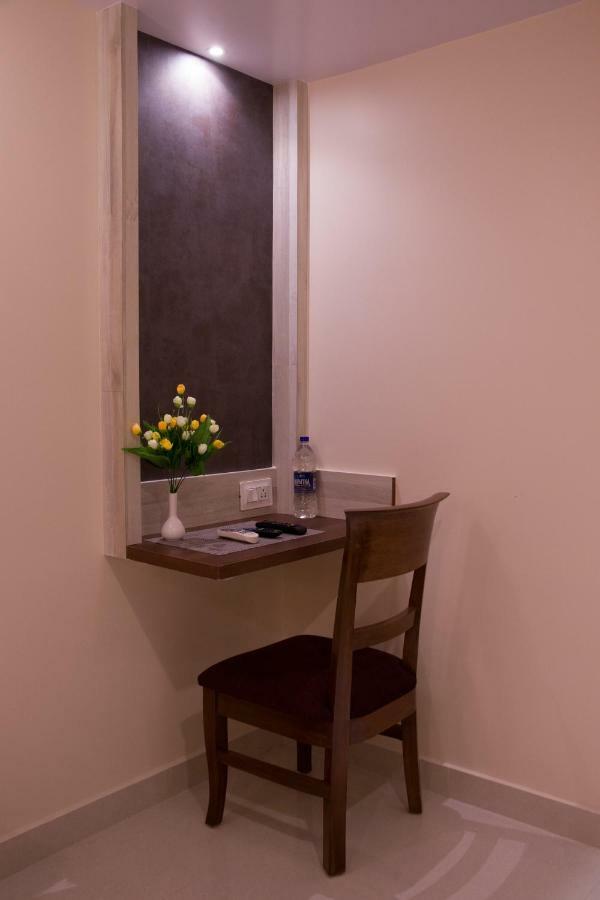 Hotel Monarch International Bangalore Buitenkant foto